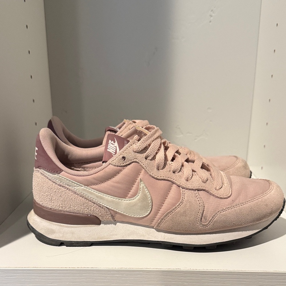 Nike Internationalist Blush Pink Sneakers